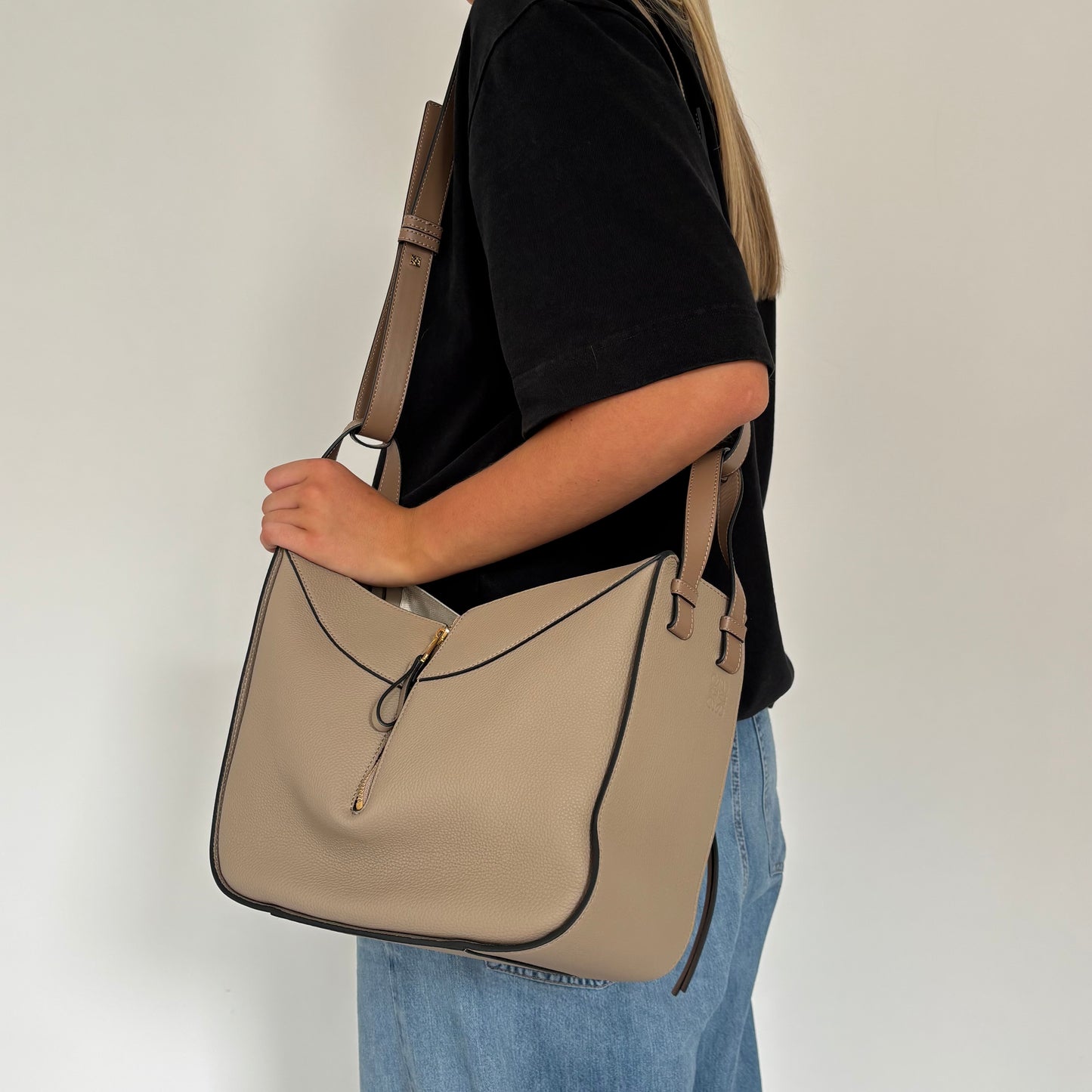 Loewe Hammock Small Bag In sand
