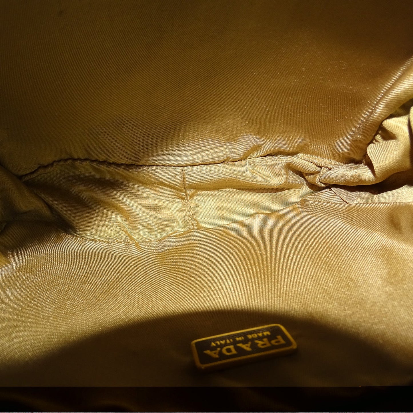 Sac bandoulière Prada Camera Bag mini en nylon matelassé doré