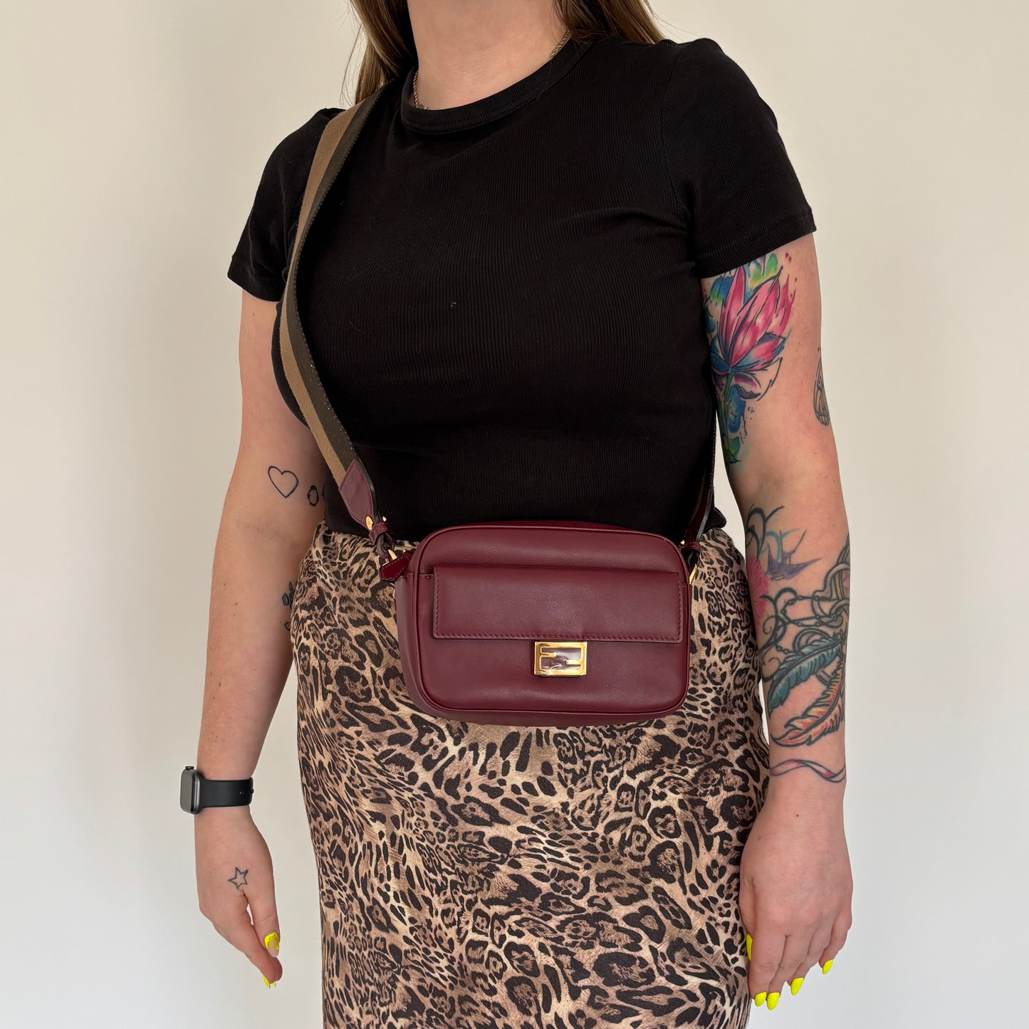 Sac photo Fendi en cuir bordeaux à poche avant
