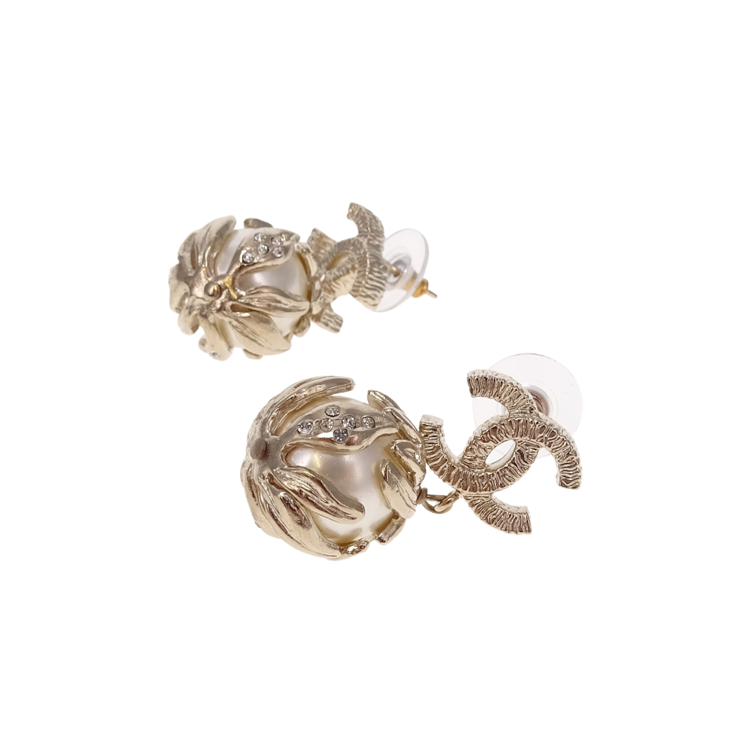 Boucles d'oreilles Chanel Perle Pendentif CC Doré 2009