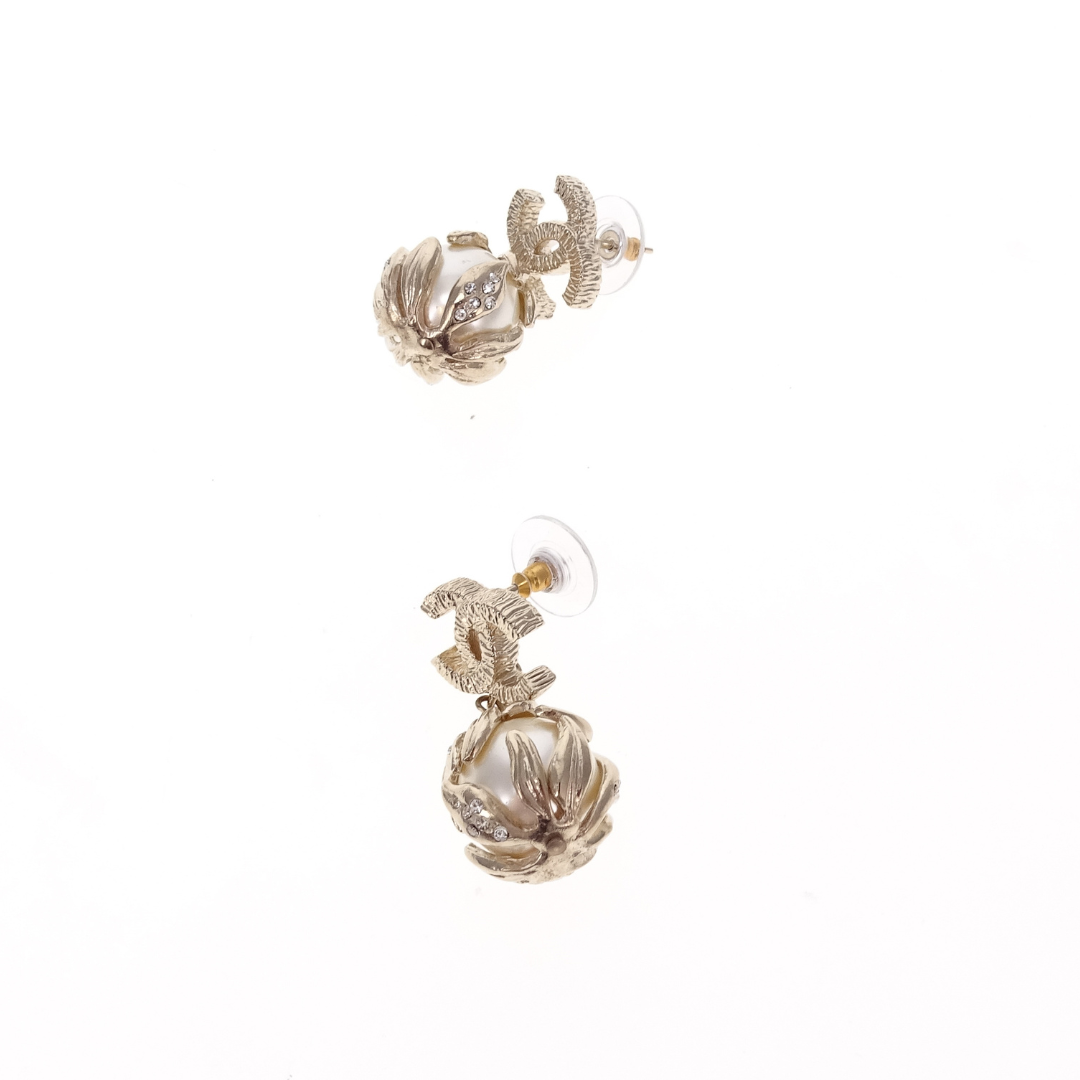 Boucles d'oreilles Chanel Perle Pendentif CC Doré 2009