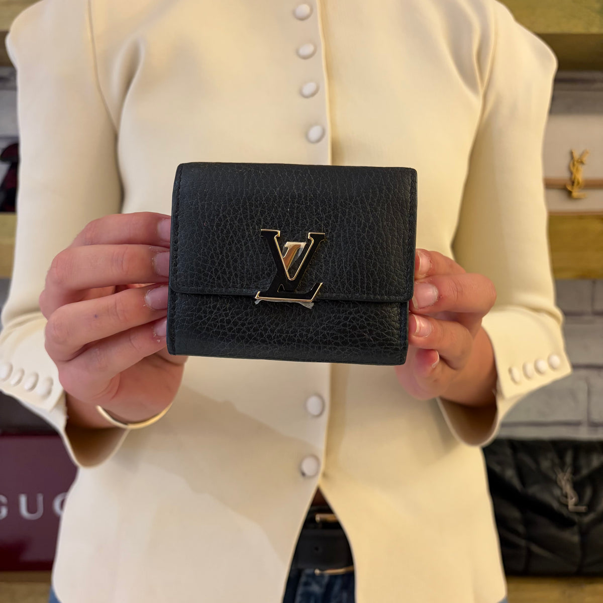 Louis Vuitton Capucines Wallet Noir RA3149
