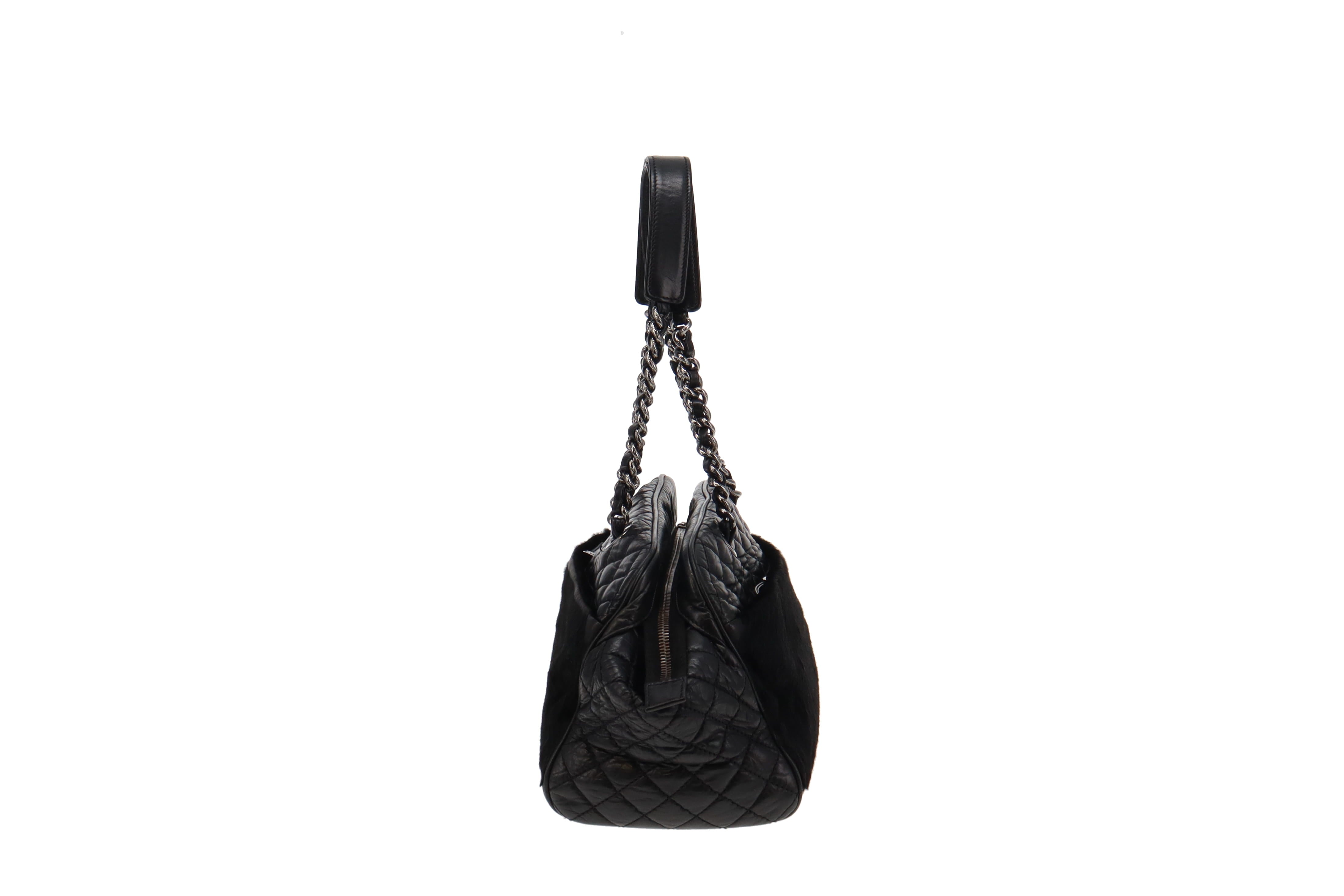Chanel black quilted shoulder bag deals
