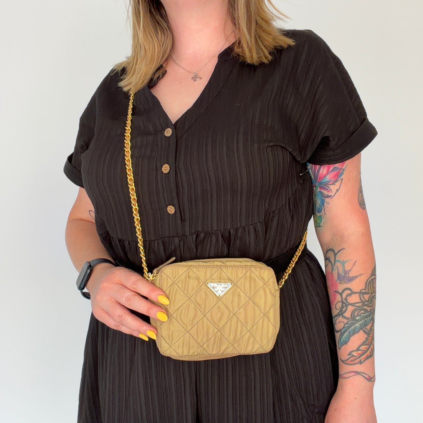 Sac bandoulière Prada Camera Bag mini en nylon matelassé doré