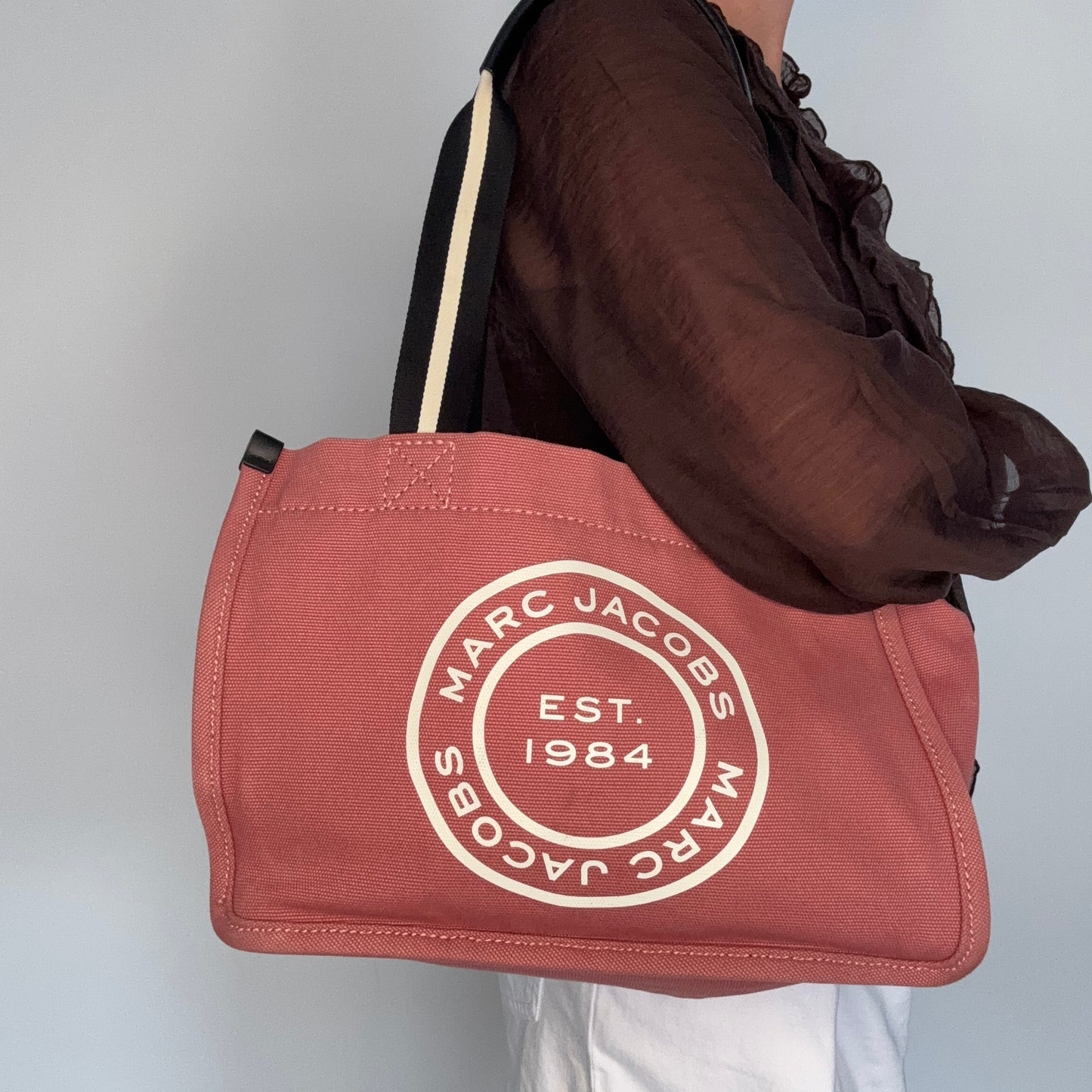 Marc Jacobs Logo Canvas Tote Bag In Dusty Rose