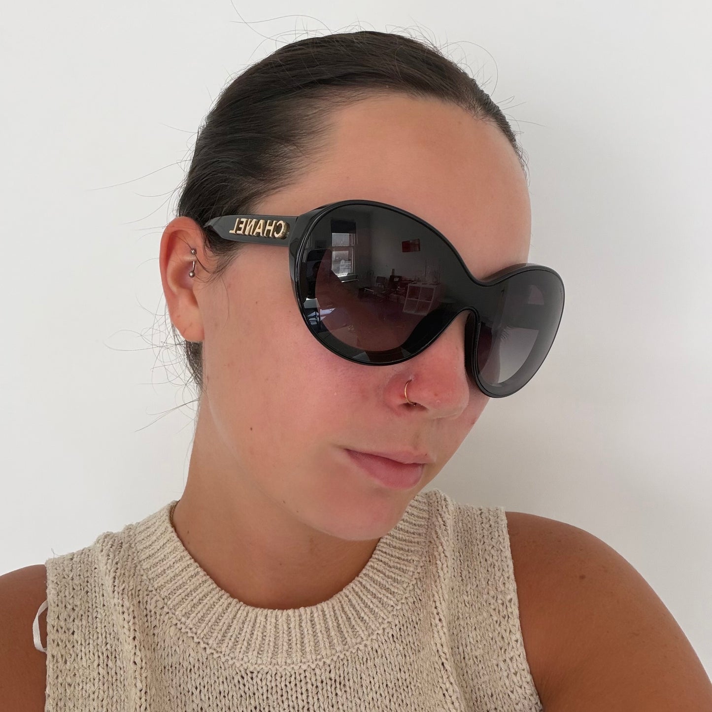 Lunettes de soleil Chanel Logo Shield Noir GHW 71281
