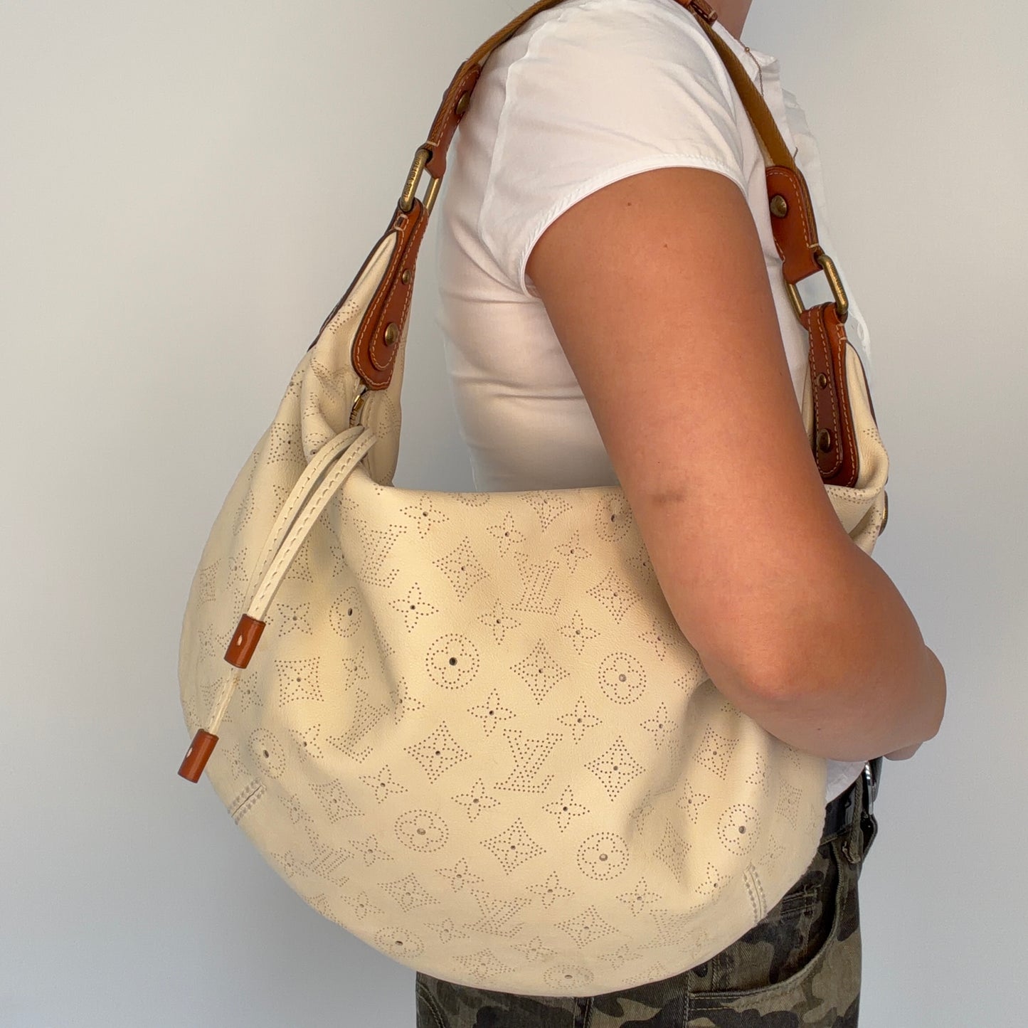 Louis Vuitton Onatah GM Ivory Mahina MB1027 - 2007