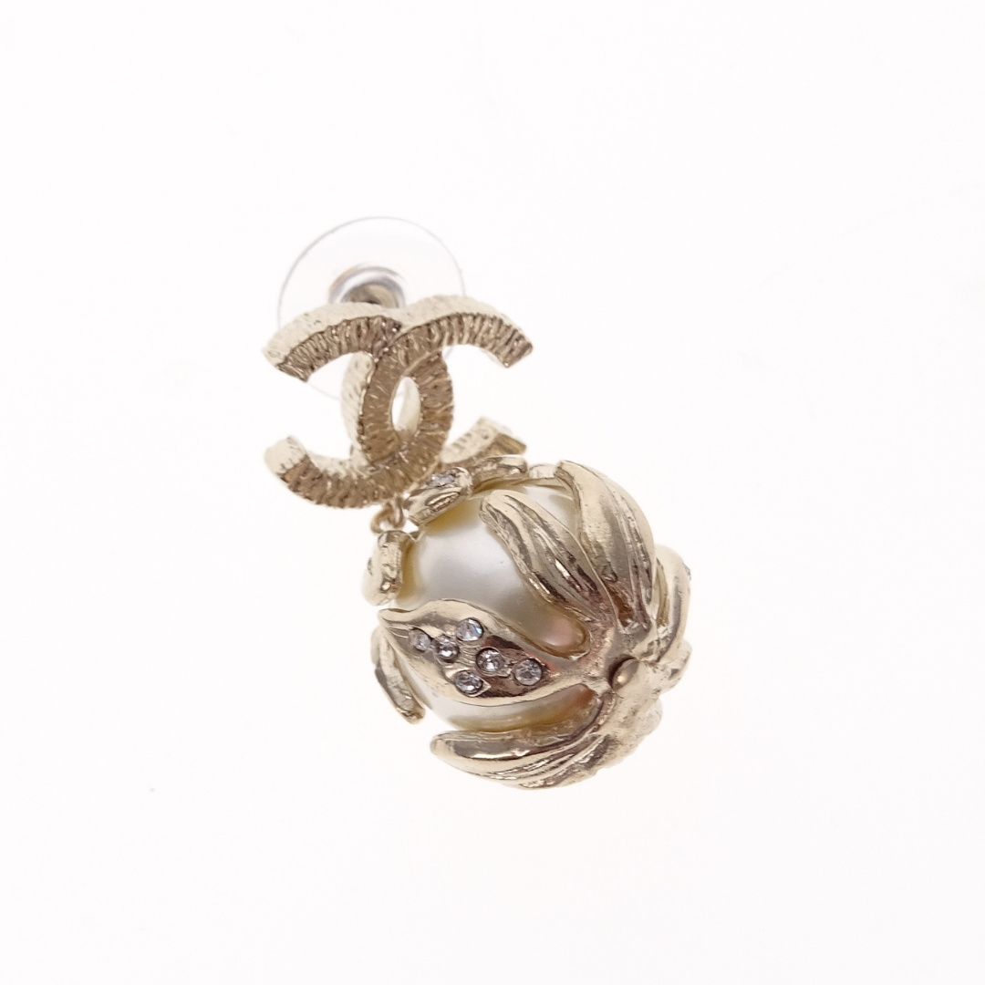 Boucles d'oreilles Chanel Perle Pendentif CC Doré 2009