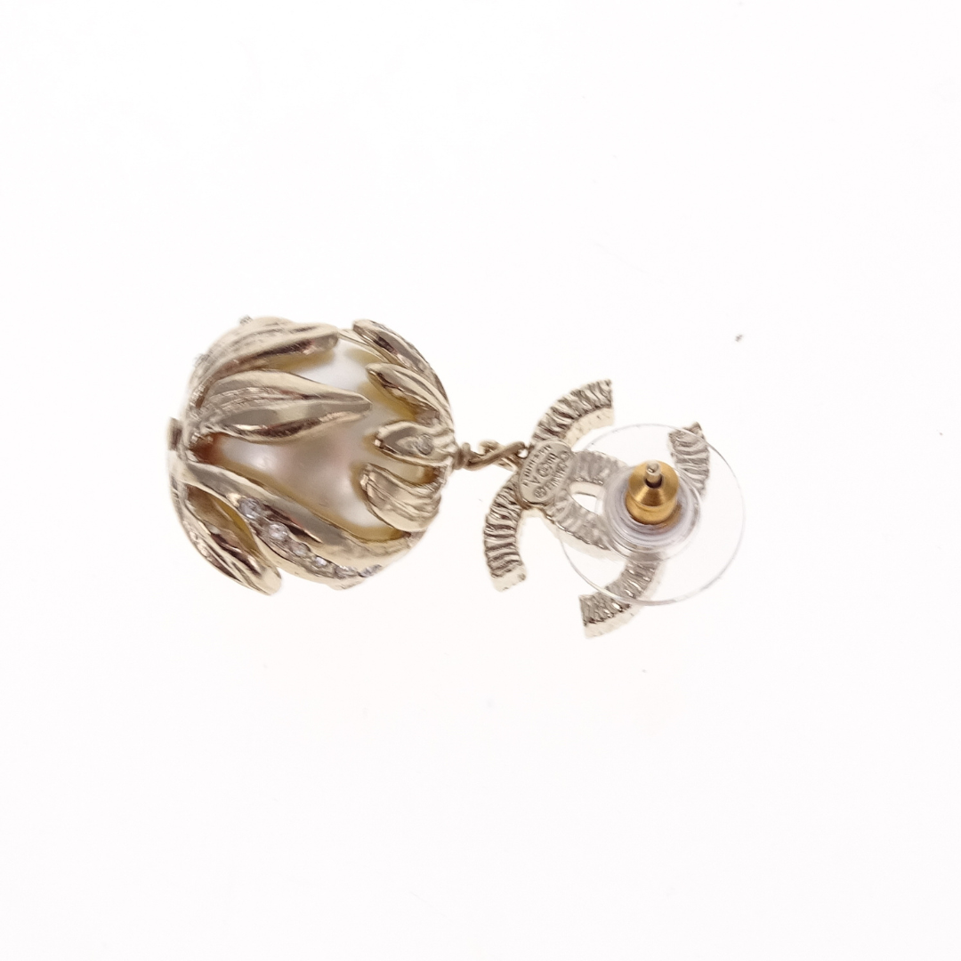 Boucles d'oreilles Chanel Perle Pendentif CC Doré 2009