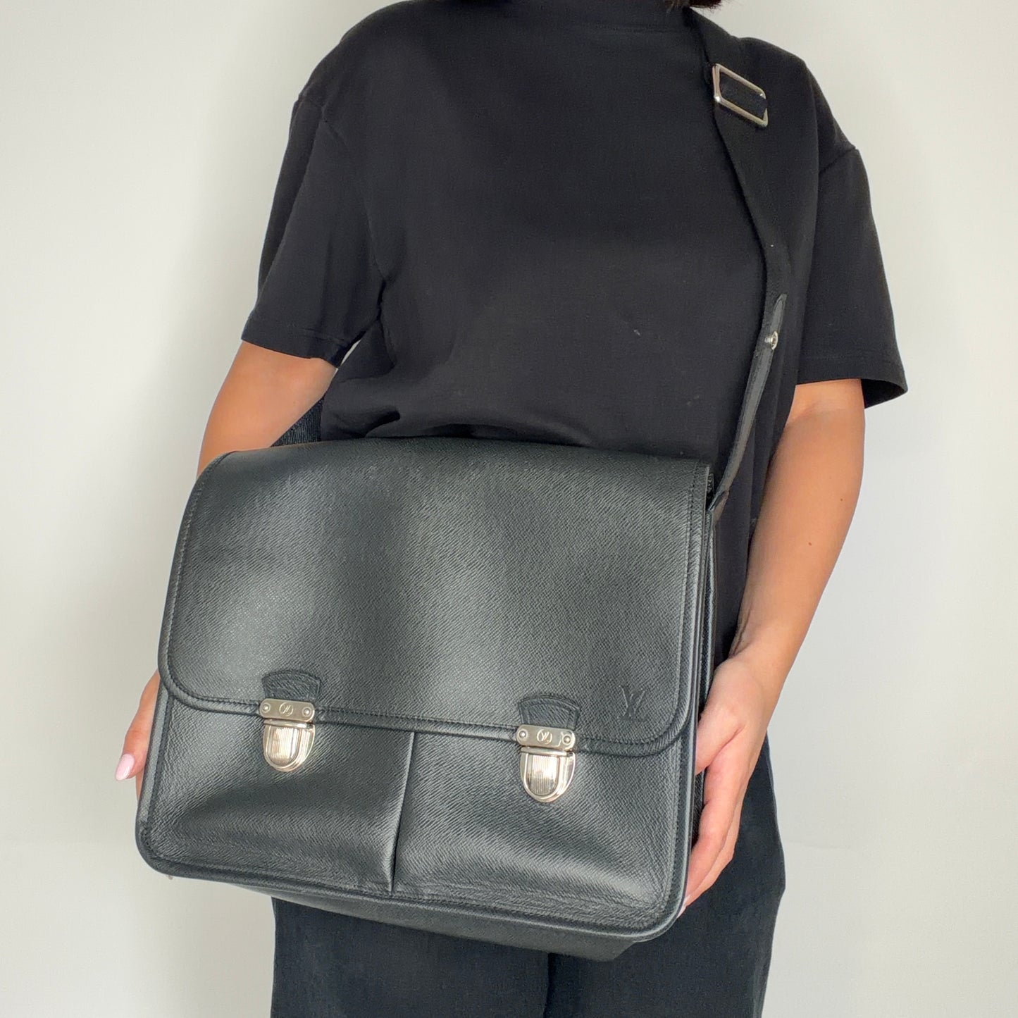 Louis Vuitton Alexei Messenger Bag Taiga Leather Ardoise