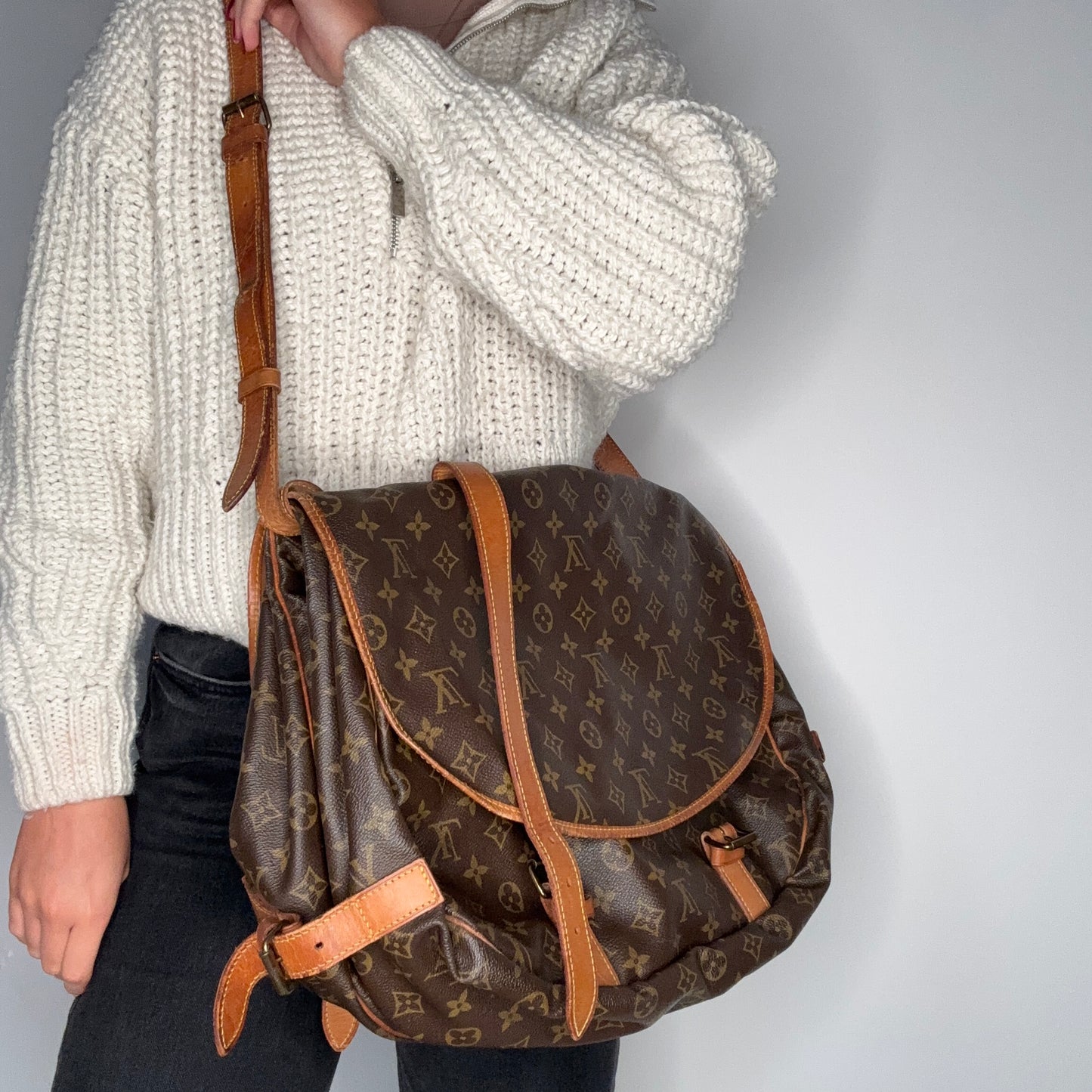 Louis Vuitton Saumur 35 AR9002