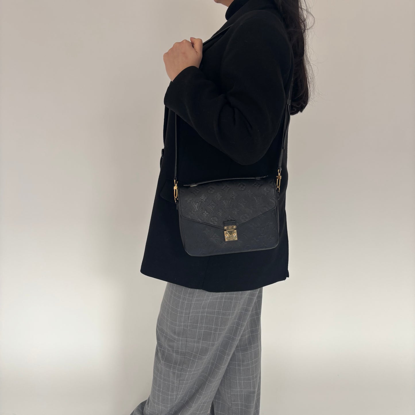 Louis Vuitton Black Empreinte Pochette Metis AR4107 - 2017