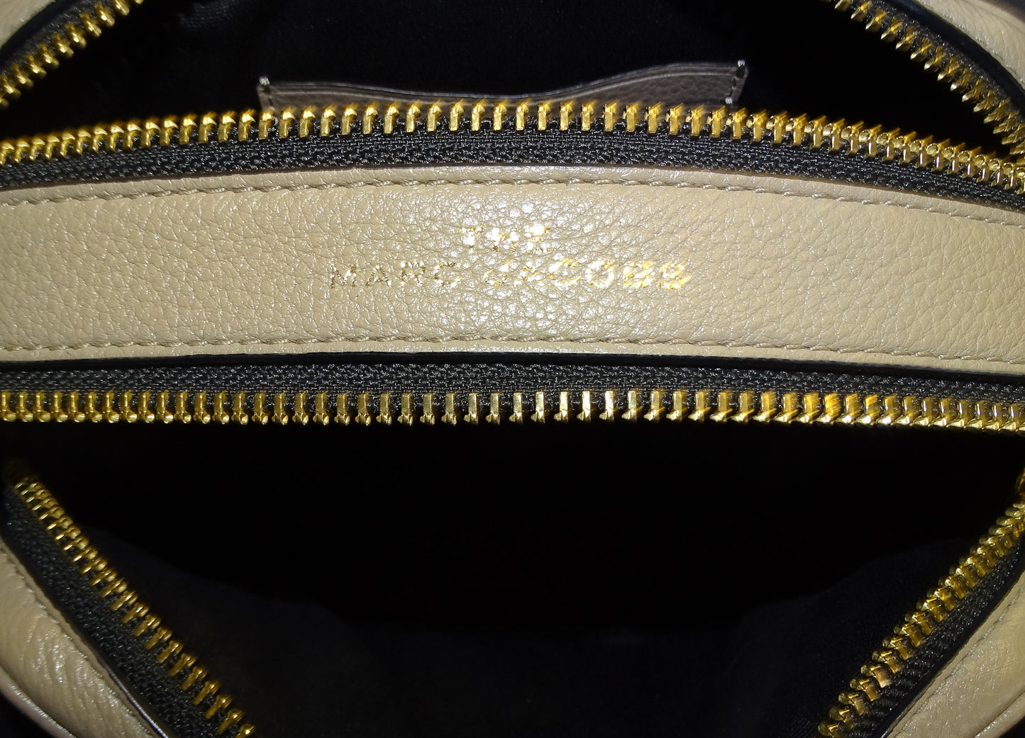 Marc Jacobs Softshot 21 Cement and Black