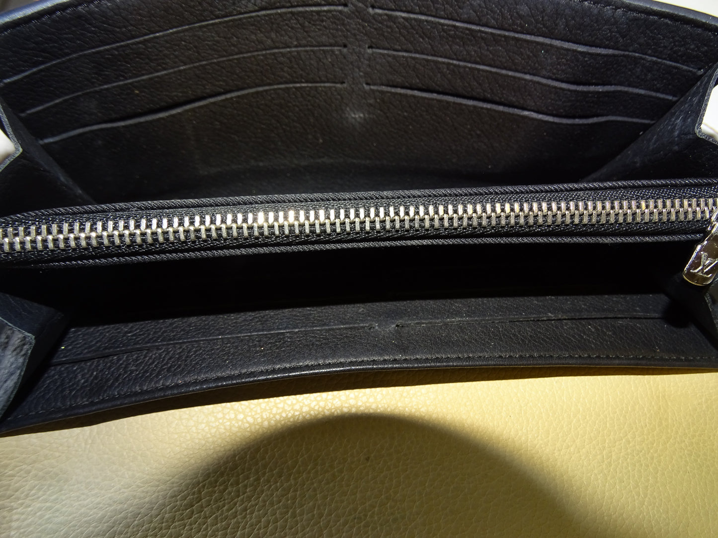 Louis Vuitton Lockme II Long Wallet Beige & Noir