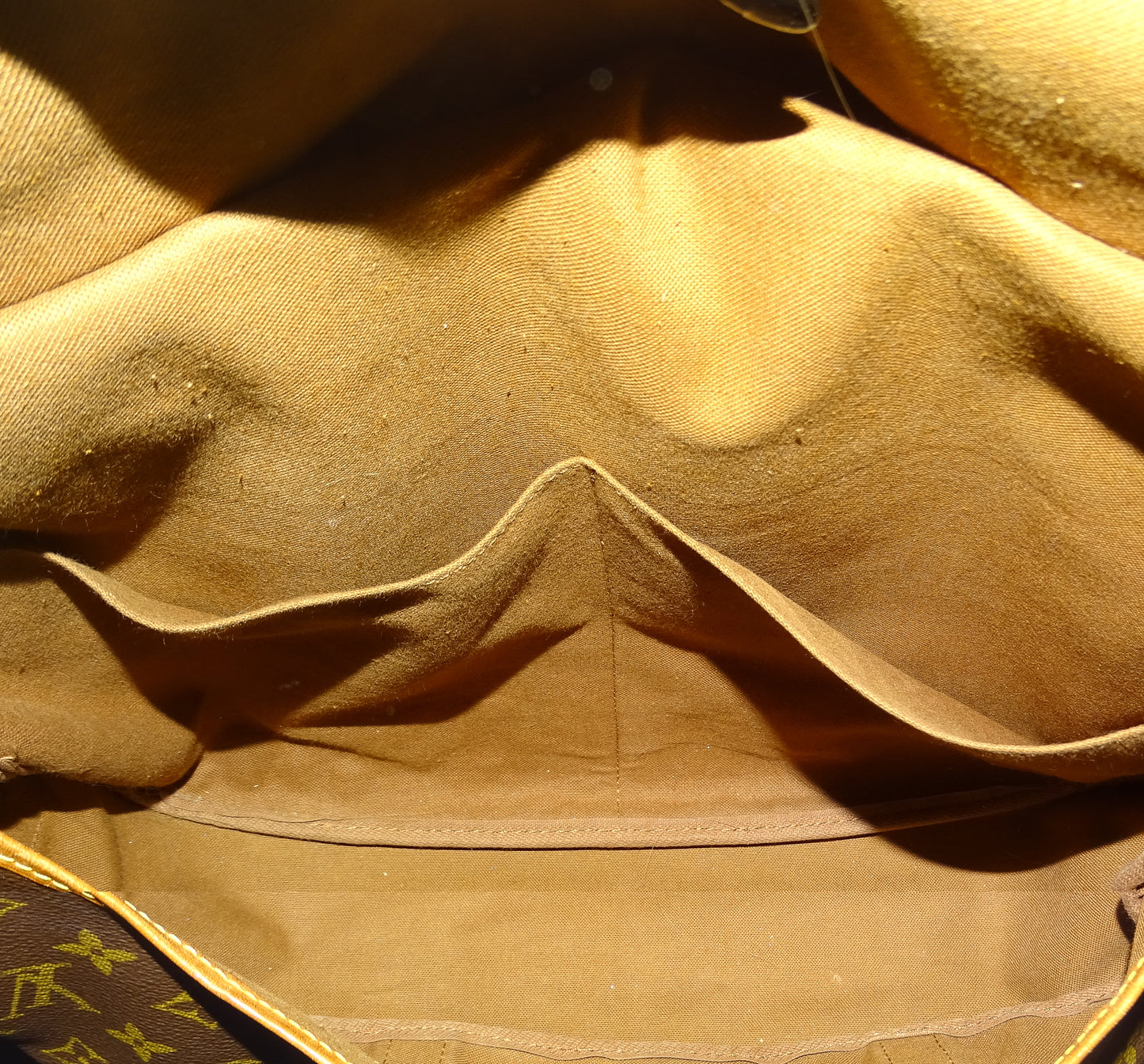 Louis Vuitton Saumur 35 AR9002